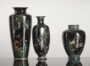 <b>Drei Cloisonné-Vasen mit nachtblauem Fond und Blütendekor</b>