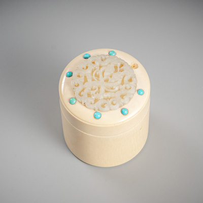 <b>A JADE MEDALLION AND TURQUOISE-INLAID IVORY BOX AND COVER</b>