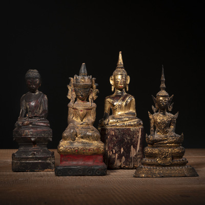 <b>FOUR PARCEL-GILT BRONZE AND WOOD FIGURES OF SEATED BUDDHA</b>