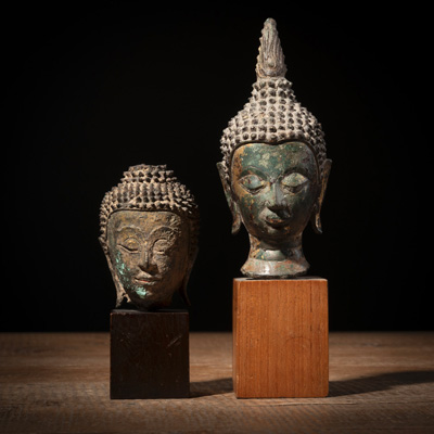 <b>Zwei Köpfe des Buddha aus Bronze</b>