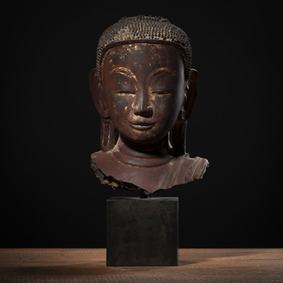 <b>Kopf des Buddha aus Trockenlack mit Resten von Vergoldung</b>