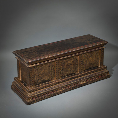 <b>Manuskriptbehälter aus Holz mit Figurenmalerei aus Gold</b>