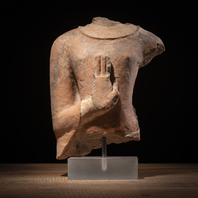 <b>Sandsteintorso des Buddha mit rechter Hand in Abhaya-Mudra</b>