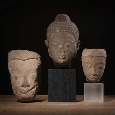<b>Drei Köpfe des Buddha aus Sandstein</b>
