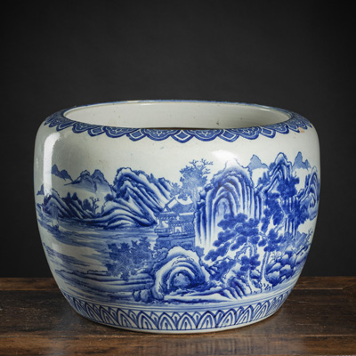 <b>Cachepot aus Porzellan mit unterglasurblauem Landschaftsdekor</b>