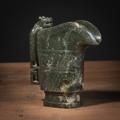 <b>Großes Rhyton aus Jade mit Löwengriff</b>