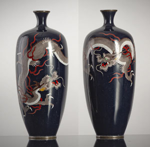 <b>Paar Cloisonné-Vasen mit Drachendekor in Kasten</b>