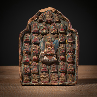 <b>Polychrom bemaltes Tsa-Tsa mit Darstellungen des Buddha und diverser Bodhisattva</b>