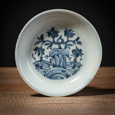 <b>Kleiner Teller aus Porzellan mit unterglasurblauem Dekor buddhistischer Embleme</b>