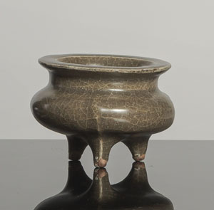 <b>Seladonfarben glasierter Weihrauchbrenner mit craquelierter Glasur</b> <b>Seladonfarben glasierter Weihrauchbrenner mit craquelierter Glasur</b>