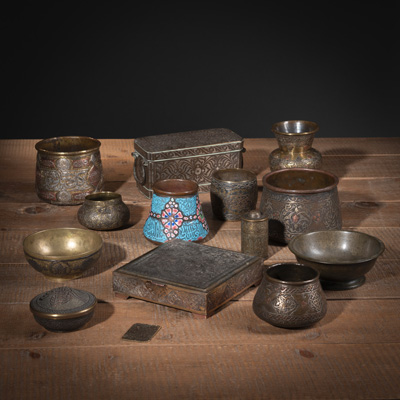 <b>Konvolut Metallarbeiten, u.a. Deckelgefäße, teils mit Reliefdekor</b>