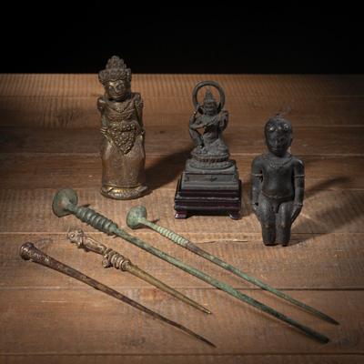 <b>Konvolut zwei Bronzfiguren, vier Haarnadeln und ein Kris-Griff</b>