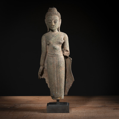 <b>Stehende Buddhafigur aus Bronze, auf Metallsockel montiert</b>