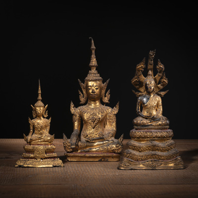 <b>Drei sitzende Buddha-Figuren aus Bronze mit Lackvergoldung</b>