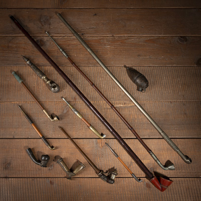<b>Zwölf Pfeifen bzw. Pfeifenköpfe aus Metall und Holz</b>