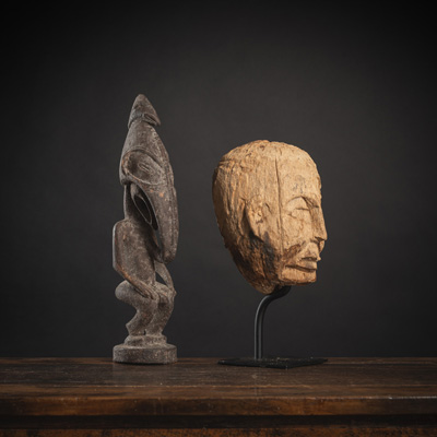<b>Sepik-Schnitzerei einer Ahnenfigur und möglicheweise Batak geschnitzter Kopf aus Holz</b>