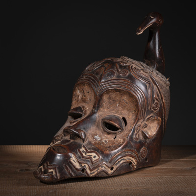 <b>Große geschnitzte Maske aus Holz mit einem Vogel</b>