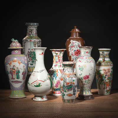 <b>Sechs Vasen und zwei Deckelvasen aus Porzellan, dekoriert polychrom mit figuralen und floralen Darstellungen</b>