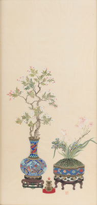 <b>Neujahrbild auf Seide mit feiner Darstellung von Blumen in Cloisonné-Gefäßen und Goldbarren</b>