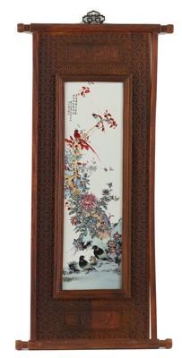 <b>Geschnitzter Holz-Paneel mit polychrom bemalter Porzellanplatte mit einer herbstlichen Darstellung von Blumen und Vögeln</b>