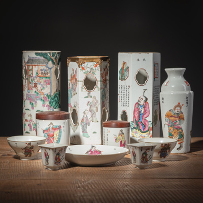 <b>Konvolut 'famille rose'-Porzellan in 'Wu Shuang Pu'-Stil: drei Hutständer,  eine Vase, zwei Deckeldosen und fünf Schalen</b>