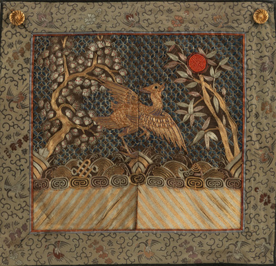 <b>Konvolut neun Seidenstickereien, u.a. Ärmelborten, Rangabzeichen, Gewandfragment</b>