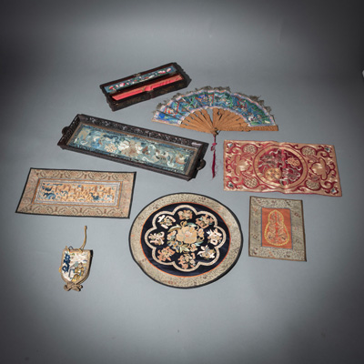<b>Konvolut Textilien u.a.: vier kleine Seidenstickereien, eine kleine Beutel, ein Holz-Tablett mit eingelegter Stickerei und ein Fächer mit passendem Kantonlackkasten</b>