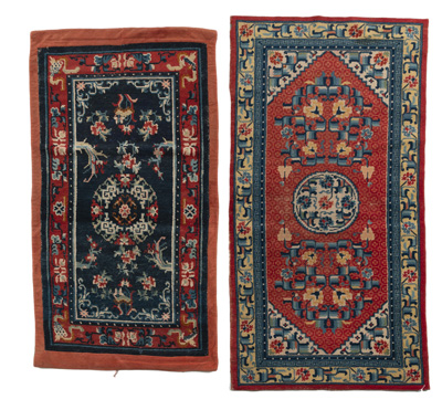 <b>Zwei Teppiche/Satteldecken aus Wolle mit Blumenmedaillon-Dekor und Ornamenten-Umrandung, teils mit Stoff eingefasst</b>