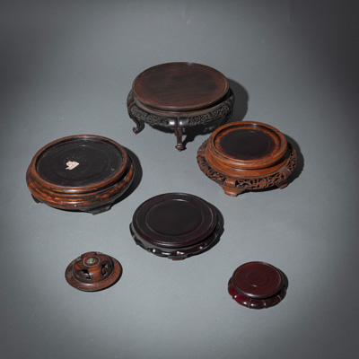 <b>Konvolut Holzsockel und -Deckel, teils durchbrochen geschnitzt</b>