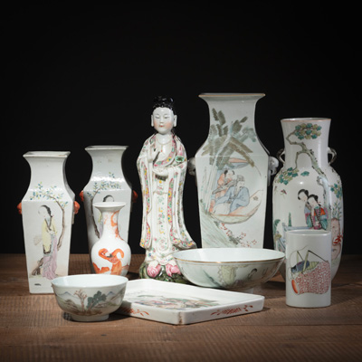 <b>Konvolut polychrom teilweise in Qianjiangcai bemalte Porzellane: Sechs Vasen, stehende Guanyin, zwei Schalen und ein Tablett, dekoriert mit u. a. figuralen Darstellungen und Gedichten</b>