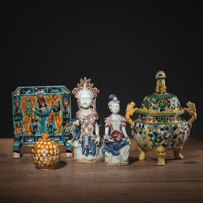 <b>Konvolut fünf polychrom glasierte Keramik- und Porzellanteile: Kleiner Fahua-Tischstellschirm mit Unsterblichen, Räuchergefäß mit Deckel und Deckeldose in sancai-Glasur, zwei sitzende Bodhisattva-Figuren</b>
