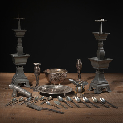 <b>Konvolut Silber- und Zinnobjekte, u.a. Schalen, Löffel, Gehstockgriff, Kerzenleuchter</b>
