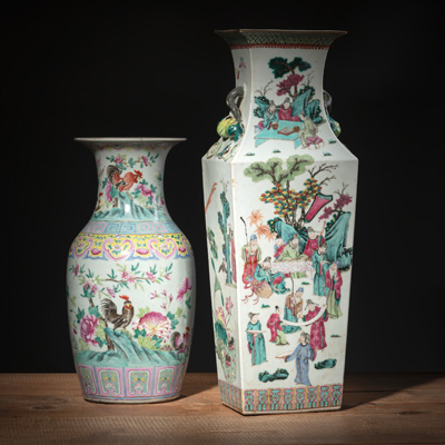<b>Balustervase aus Porzellan mit 'famille rose'-Hähnendekor und Vierkantvase mit Darstellung von Phönixpaar und Gelehrtentreff</b>
