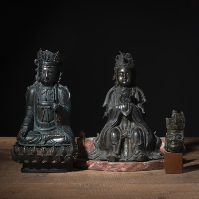 <b>Gruppe von vier Bronzen: sitzende Göttin Yanguang Niangniang, gekrönter Buddha, Kopf des Lachenden Buddhas und ein Lotossockel</b>