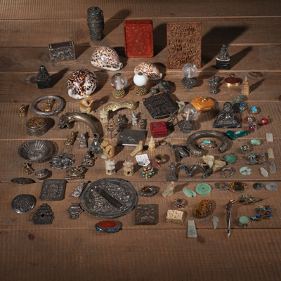 <b>Konvolut Kunstgewerbe, u.a. Holzkasten, Schmuck, Silberarbeiten, Holz-, Stein- und Jadeschnitzereien, Hut-Bekrönungen aus Glas</b>
