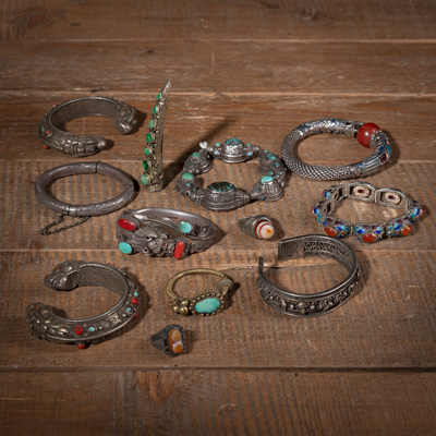<b>Konvolut Schmuck: Armreifen und -Ketten, Ringe und Nagelschützer, teils emailliert und mit Steinbesatz</b>