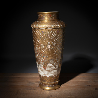 <b>Große Satsuma-Vase dekoriert mit umlaufender Darstellung der Sonnengöttin Amaterasu in buddhistischer Form zusammen mit Kannon umgeben von einer Armee buddhistischer dämonischer Wächter und Dienerknaben</b>