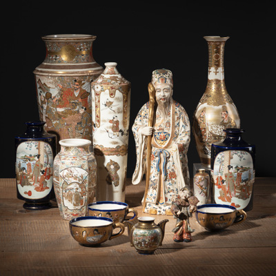 <b>Konvolut Satsuma- und Kinkozan-Keramiken mit Figurendekor, u.a. Vasen, Figuren, Tassen</b>