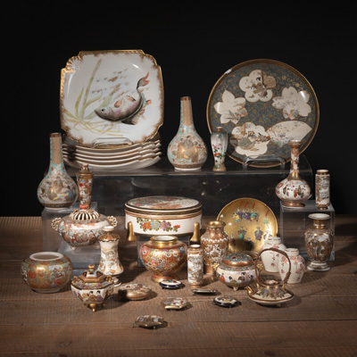 <b>Konvolut Satsuma-Ware, u.a. Vasen, Räuchergefäße (koro), Deckeldose, Broschen</b>