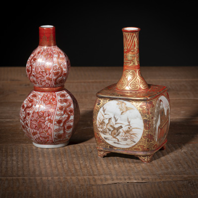 <b>Kleine fein bemalte Kutani-Vase in Doppelkürbis-Form mit Drachendekor und quadratische Kutani-Langhalsvase mit Figuren- und Vogeldekor</b>