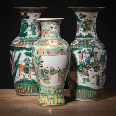<b>Paar Vasen mit krakelierter Glasur und  'famille verte'-Dekor von Theaterszenen und eine 'famille verte'-Vase mit Damen und Knaben</b>