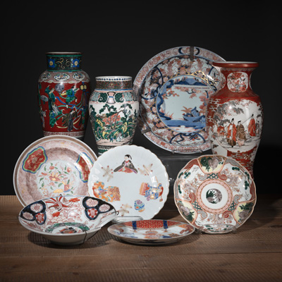 <b>LOT OF KUTANI UND IMARI WARE WITH FIGURE AND FLORAL DECORATION: THREE VASES AND SIX DISHES</b>