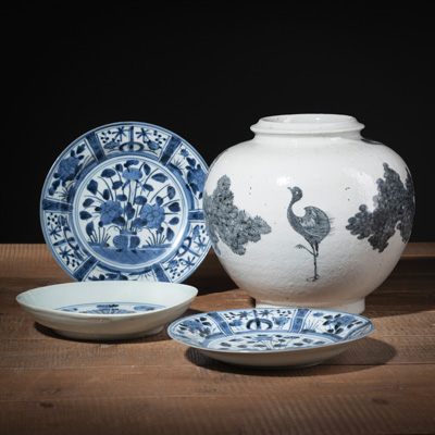 <b>Drei Teller und Kugelvase mit unterglasurblauem Dekor von Blumen, Kiefern und Kranich</b>
