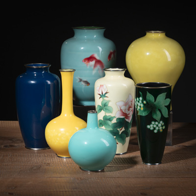 <b>Gruppe von sieben Cloisonné-Vasen mit Blumen-, Goldfische- und Weintrauben-Dekor, teils in 'musen' (dratlos)-Technik</b>