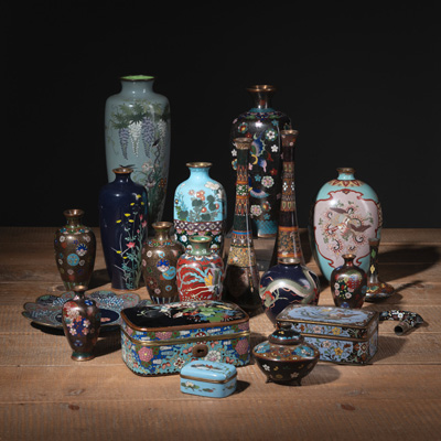 <b>Konvolut 20 Cloisonné-Objekte mit Blumen- und Vogeldekor, u.a. Vasen, Deckeldosen, Teller, Griff</b>