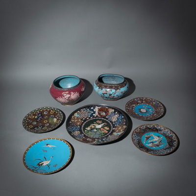 <b>Zwei Cloisonné-Cachepots und fünt Platten mit Blumen- und Vogeldekor</b>