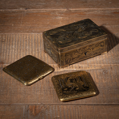<b>Rechteckige Deckeldose mit Drachendekor und zwei Zigaretten-Etuis im Komai-Stil mit Goldeinlagen</b>
