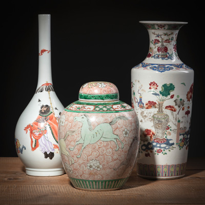 <b>Polychrom bemalte Vase mit Antiquitätendekor, Langhalsvase mit Zhong Kui und Gedicht und Deckelvase in wucai mit Pferden in Wellen</b>