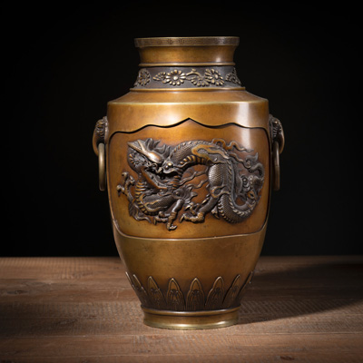 <b>Bronze-Vase mit zwei seitlichen Elefantenkopf-Henkeln, dekoriert in hohem Relief mit Drachen- und Päoniendekor</b>