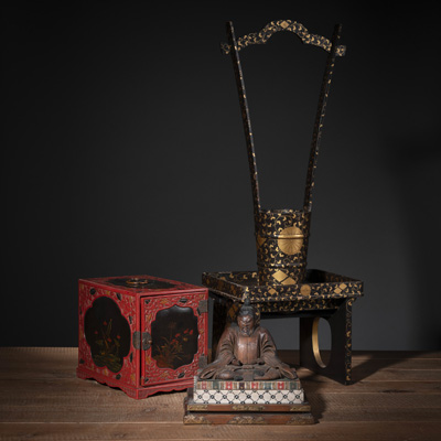 <b>Schwarz und gold lackierter Ikebana-Korb aus Holz mit Traggriff auf passendem Untergestell, kleines Lackkästchen mit Blumendekor und drei Schubladen sowie ein Holzfigur einer Goshintai des Daimyō Katō Kiyomasa</b>